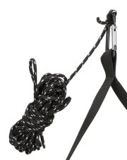 Detail šňůry s karabinou u skládacího vědra Mikado Territory.