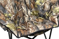 Detail polstrovaného sedáku křesílka York Lux.