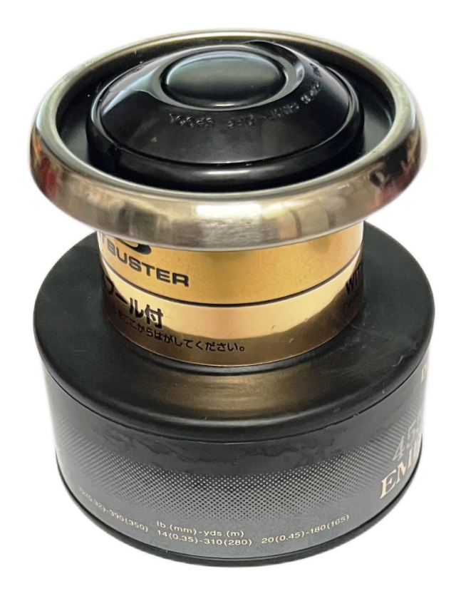2 boční pohled na cívku Daiwa Emblem-X 4550BRiT – kovový lem