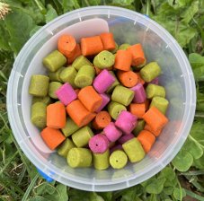 Kamikaze Carp plovoucí pelety s dírkou 12mm/300g – Med, Scopex, Moruše-Krill