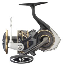Daiwa naviják 23 CALDIA SW 6000D-H - pohled z profilu Daiwa naviják 23 CALDIA SW 6000D-H - pohled z profilu