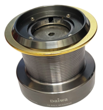 Daiwa náhradní cívka Emcast Plus 4500 - pohle z boku