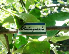Shakespeare rybářský odznak na klip