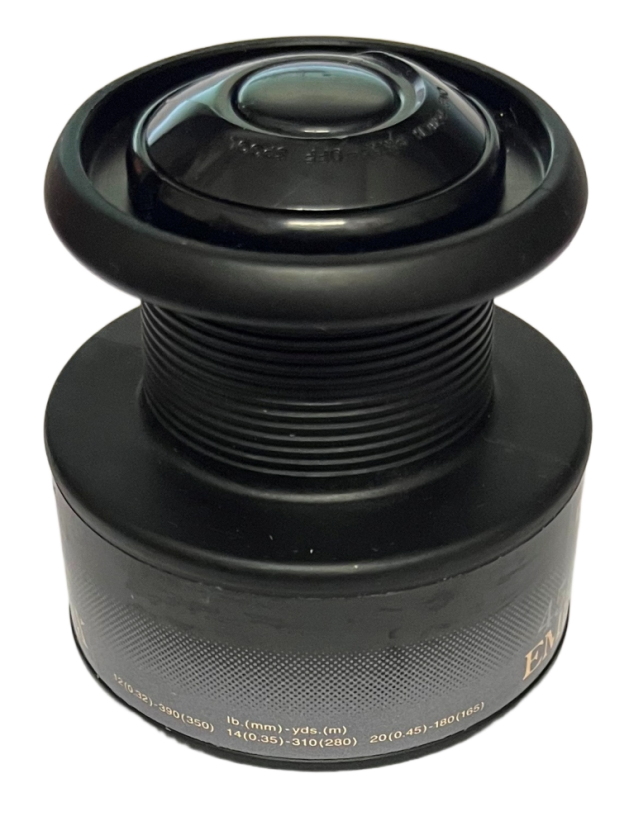 Daiwa náhradní cívka Emblem-X 4550BRiT - pohled na zadní stranu