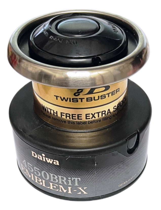 1 boční pohled na cívku Daiwa Emblem-X 4550BRiT – kovový lem