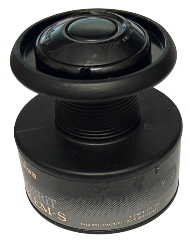 Daiwa náhradní cívka Emblem-S 5050BRiT - boční strana