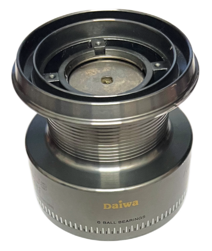 Daiwa náhradní cívka Regal Plus 4500BRi - pohled z boku