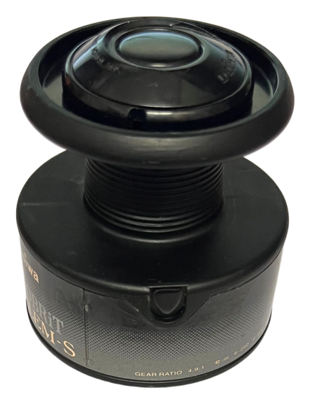 Daiwa náhradní cívka Emblem-S 5050BRiT - pohled z boku