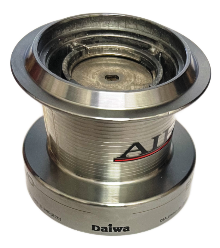 Daiwa náhradní cívka EMCAST EVO 5000 - pohled na ťukanec