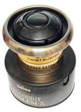 Pohled shora na cívku Daiwa Emblem-X 4550BRiT – kovový lem