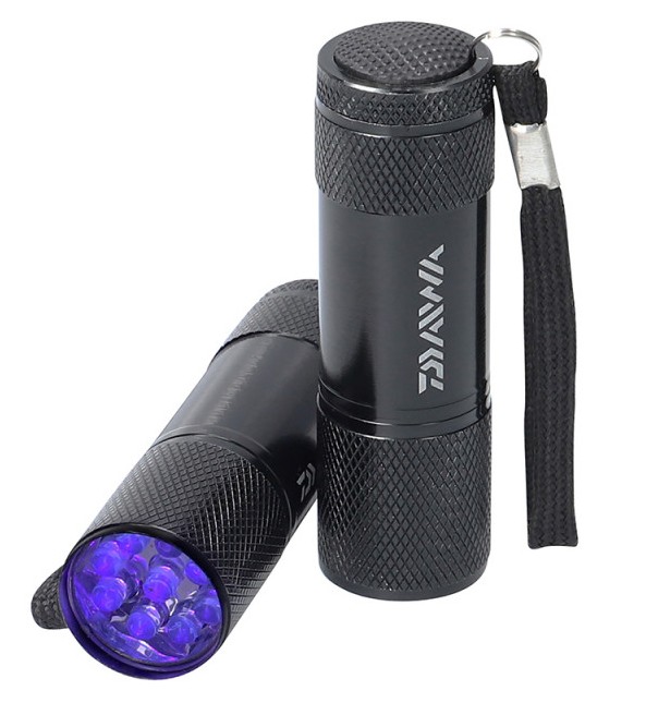 Rozsvícená UV svítilna DAIWA UV Torch